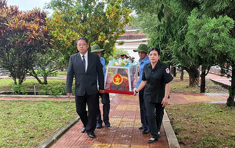 Các đại biểu đưa hài cốt liệt sĩ về nơi an nghỉ.