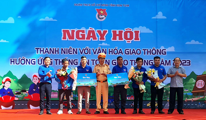 Trao kinh phí hỗ trợ Đội thanh niên xung kích tham gia sơ cứu, ứng cứu nhanh tai nạn giao thông.
