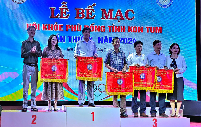 Trao giải toàn đoàn cấp tiểu học.