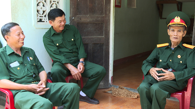 Ông Nguyễn Văn Thanh ôn lại ký ức chiến dịch Điện Biên Phủ cùng các hội viên Hội cựu chiến binh huyện Đăk Hà.