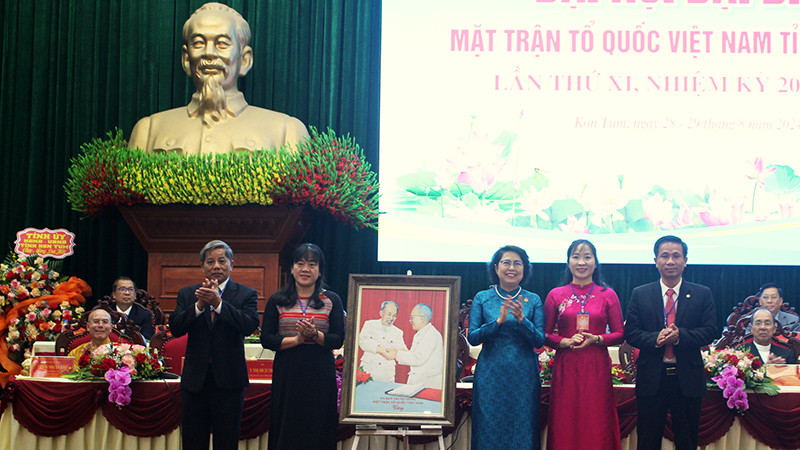 Phó Chủ tịch Ủy ban Trung ương Mặt trận Tổ quốc Việt Nam Tô Thị Bích Châu chúc mừng Đại hội.