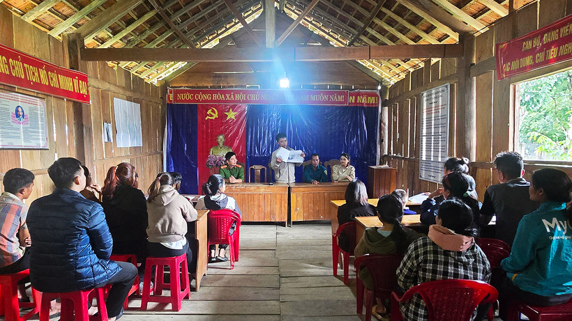 Cán bộ xã Đăk Tăng, huyện Kon Plông tuyên truyền cho người dân ứng phó với động đất.