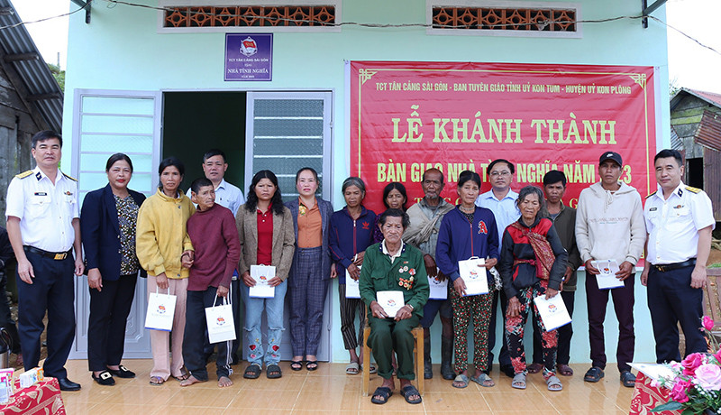 Tặng quà cho các hộ gia đình chính sách của xã Hiếu, huyện Kon Plong.