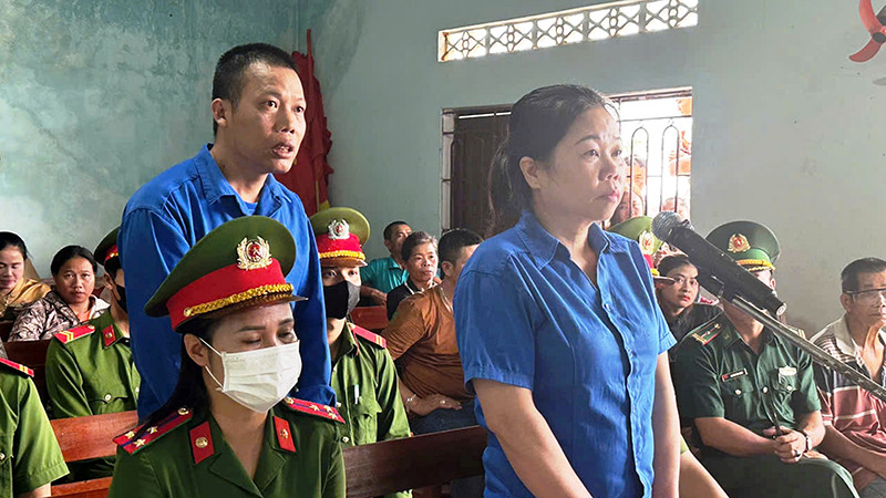 Hai bị cáo Lã Thị Tuyết và Vương Văn Đức tại phiên tòa.