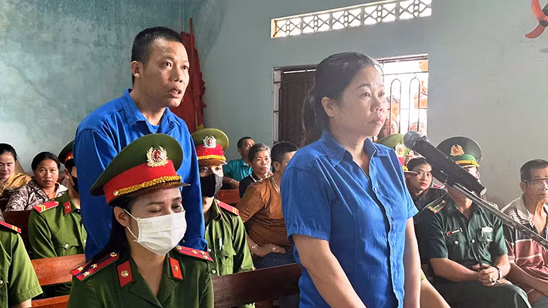 Hai bị cáo Lã Thị Tuyết và Vương Văn Đức tại phiên tòa.