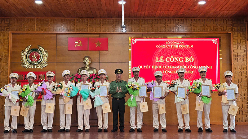 Trao Quyết định nghỉ công tác trước hạn tuổi đối với 11 đồng chí.
