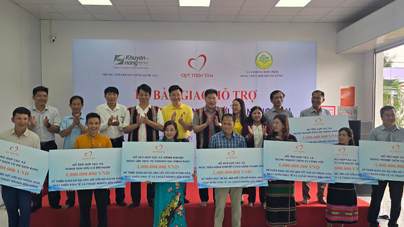 Trao trang thiết bị nông nghiệp hỗ trợ cho 8 hợp tác xã.