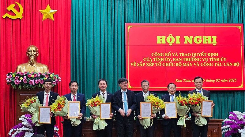 Trao Quyết định cho 6 đơn vị hành chính thành lập mới.