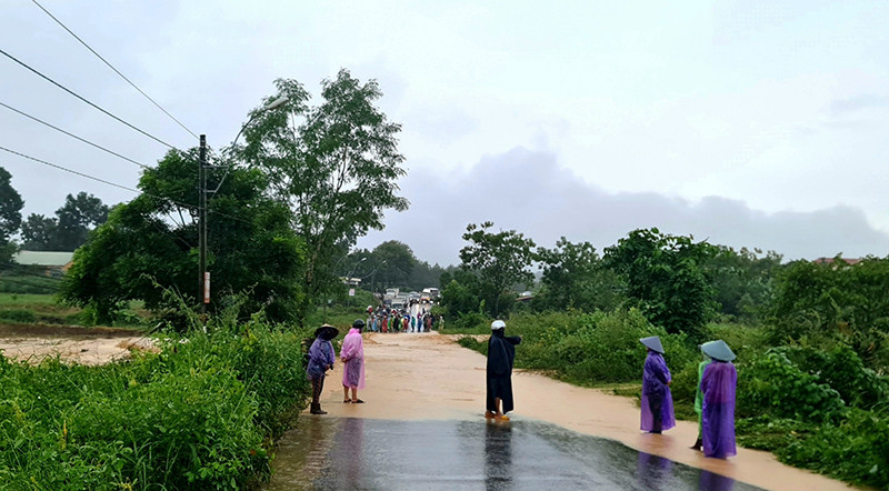 Mưa lớn gây chia cắt Tỉnh lộ 675.