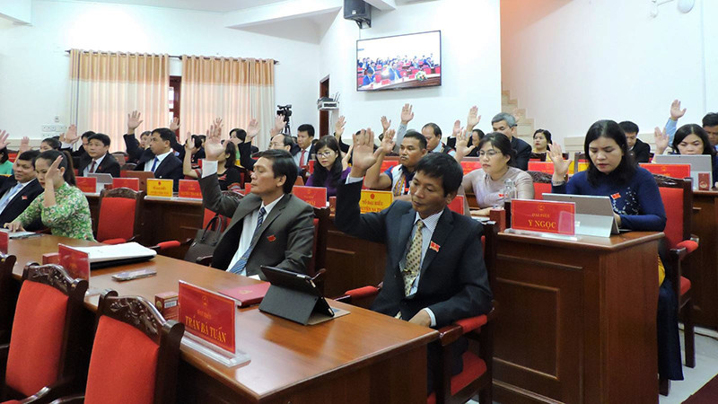 Các đại biểu Hội đồng nhân dân tỉnh Kon Tum biểu quyết thông qua nghị quyết tại Kỳ họp.