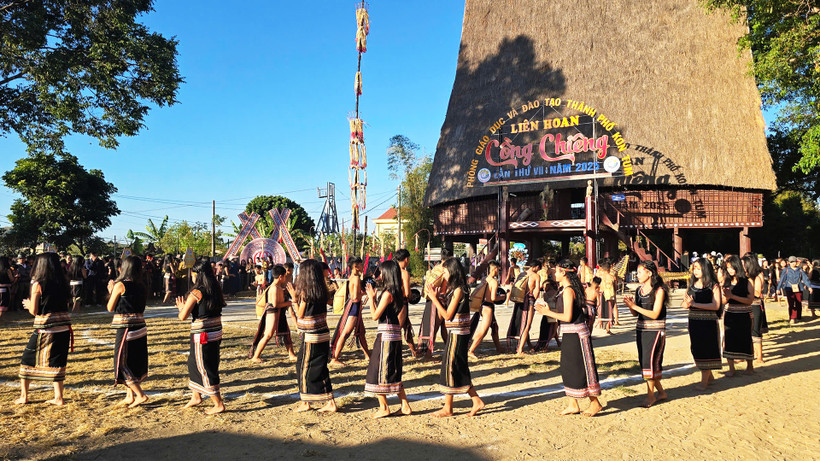 Biểu diễn chiêng, xoang khai mạc liên hoan.