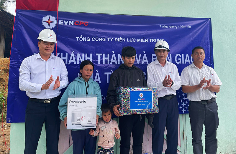 Trao nhà tình nghĩa và các phần quà cho hộ gia đình khó khăn.
