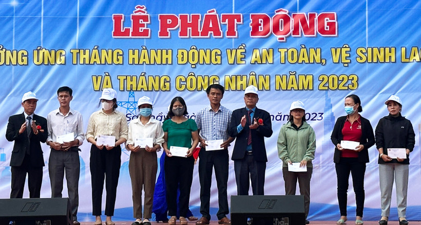 Tặng quà cho đoàn viên có hoàn cảnh khó khăn trên địa bàn huyện Sa Thầy