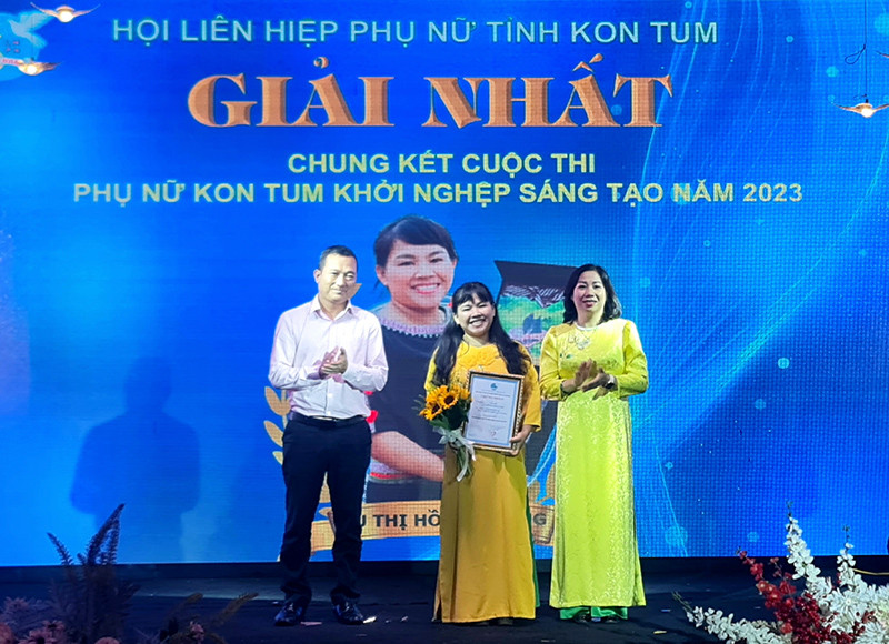 Trao Giải nhất cho Dự án "Sản xuất trà lá khổ qua rừng An Thành" của Hội Liên hiệp Phụ nữ huyện Tu Mơ Rông.