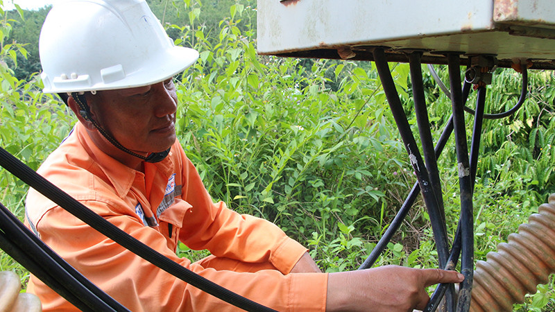 Dấu vết kẻ gian dùng kìm cộng lực cắt trộm dây nối hệ thống tiếp địa bằng đồng.