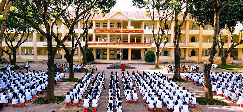 Sinh hoạt đầu tuần tại Trường trung học phổ thông chuyên Nguyễn Tất Thành. 