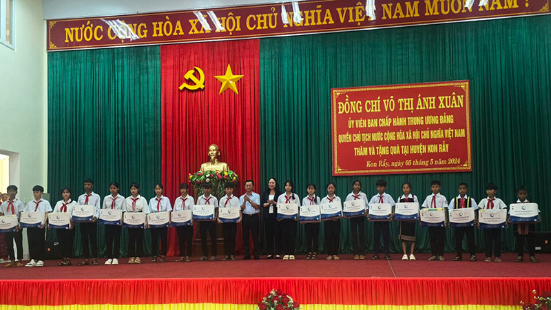 Quyền Chủ tịch nước Võ Thị Ánh Xuân tặng học bổng và quà cho các em có hoàn cảnh đặc biệt khó khăn.