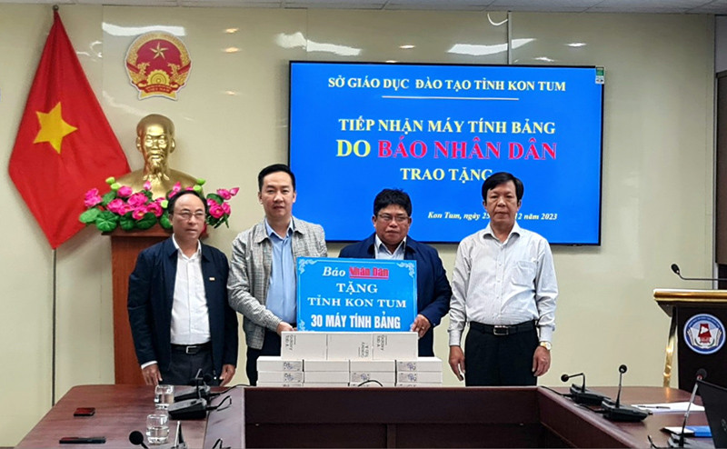 Báo Nhân Dân tặng máy tính bảng cho Sở Giáo dục và Đào tạo tỉnh Kon Tum