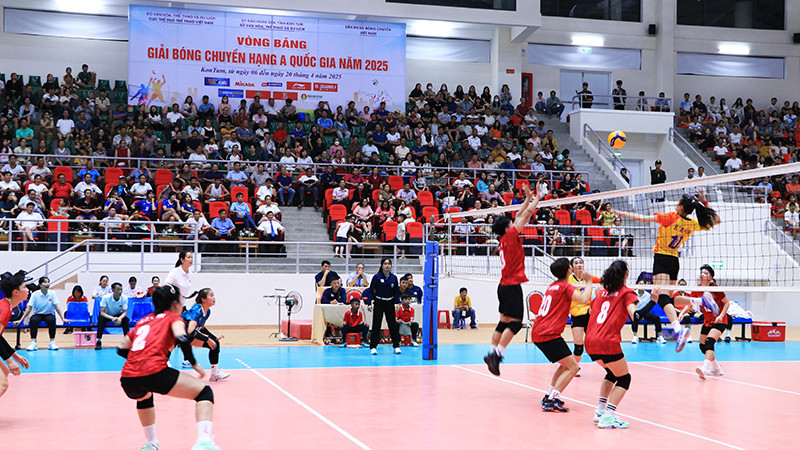 Trận bóng chuyền nữ Thái Nguyên và Đắk Lắk diễn ra sôi nổi, hấp dẫn.