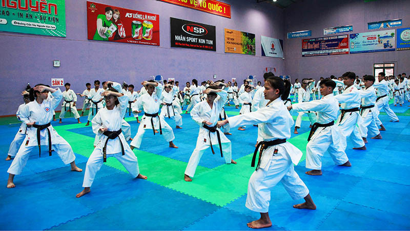 Các thí sinh tham gia thi thăng đẳng quốc gia môn Karate năm 2025