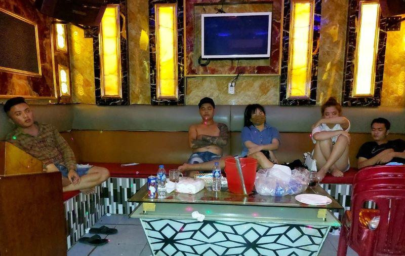 Hiện trường 11 nam và nữ sử dụng chất ma túy. 