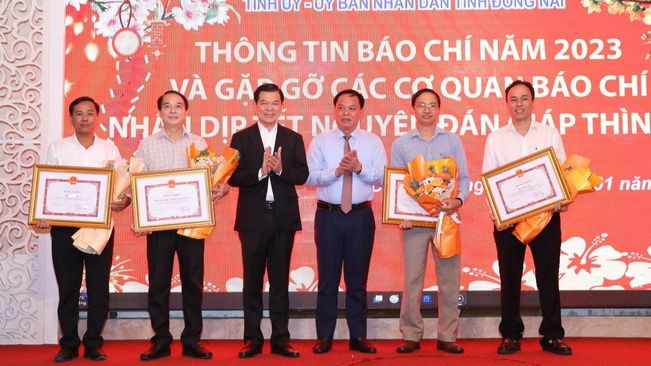 Bí thư Tỉnh ủy Đồng Nai Nguyễn Hồng Lĩnh và quyền Chủ tịch Ủy ban nhân dân tỉnh Võ Tấn Đức trao khen thưởng cho các cơ quan báo chí. 