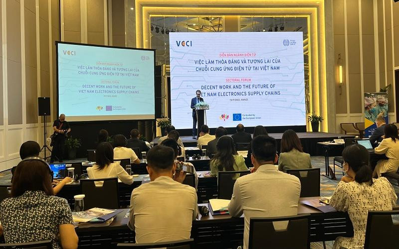 Diễn đàn “Việc làm thỏa đáng và tương lai của chuỗi cung ứng điện tử tại Việt Nam”.