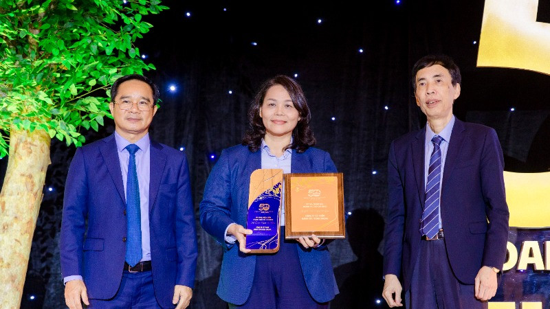 Bà Lê Thị Nga, Phó Tổng Giám Đốc Công ty Cổ phần Hàng tiêu dùng Masan (Masan Consumer) đại diện lên nhận giải.