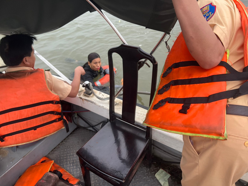 Tổ tuần tra tiếp cận người bị nạn. (Ảnh: Cảnh sát giao thông cung cấp)