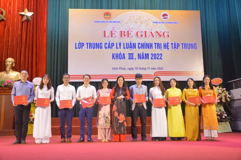 Bế giảng lớp Trung cấp lý luận chính trị tại Trường Chính trị tỉnh Vĩnh Phúc 