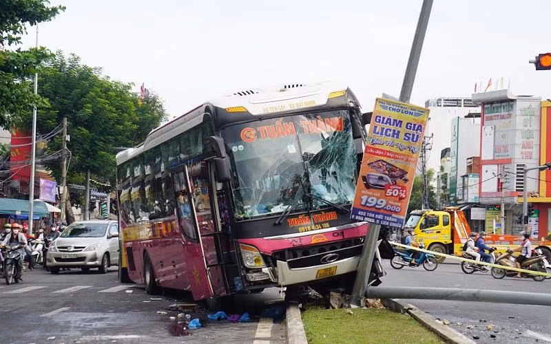 Đầu xe khách vỡ toác sau khi lao lên giải phân cách và húc gãy trụ đèn.