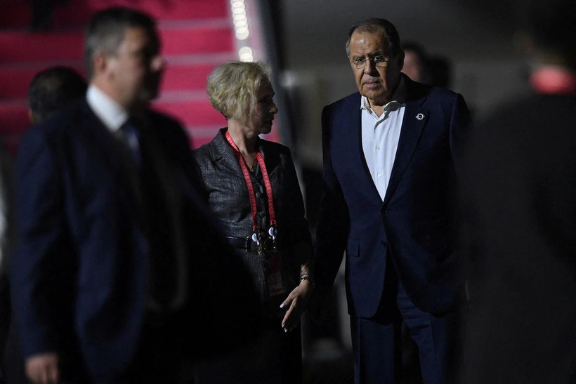 Ngoại trưởng Nga Sergey Lavrov tới sân bay quốc tế Ngurah Rai tại Bali, Indonesia, ngày 13/11/2022. (Ảnh: Reuters)