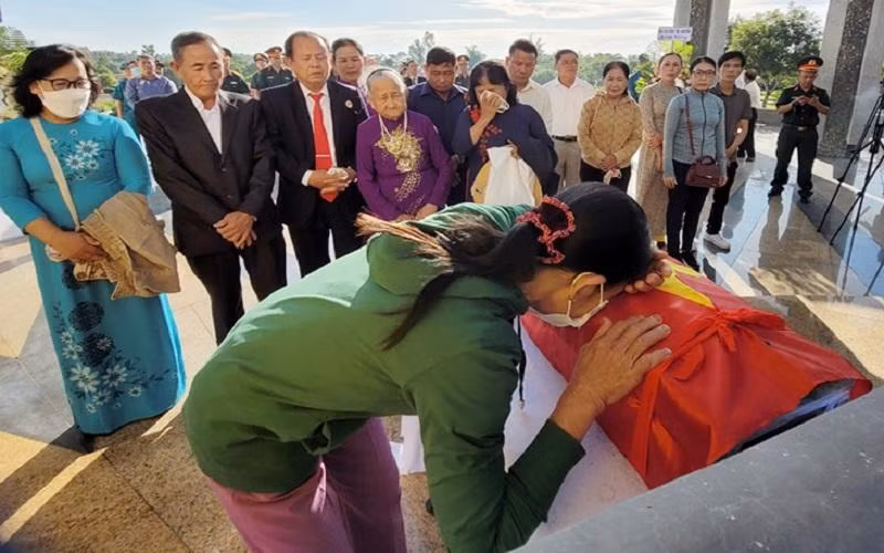 Người thân xúc động khi hài cốt liệt sĩ Nguyễn Đình Trung được đưa về an táng tại địa phương.