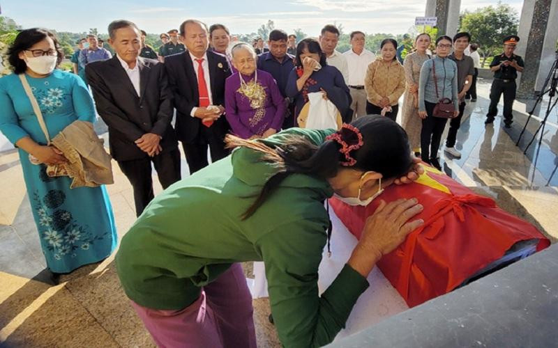 Người thân xúc động khi hài cốt liệt sĩ Nguyễn Đình Trung được đưa về an táng tại địa phương.