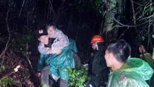 Giải cứu 3 du khách lạc trong rừng ban đêm tại Lâm Đồng