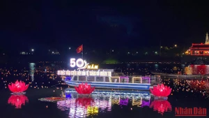 Đêm hoa đăng trên dòng Thạch Hãn tưởng nhớ và tri ân các Anh hùng Liệt sĩ