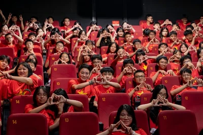 Các thầy cô giáo và học sinh Trường trung học cơ sở và trung học phổ thông Lương Thế Vinh tại rạp chiếu để đón chờ xem phim "Mưa đỏ".