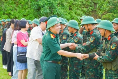 Các tác giả trong chuyến thực tế thuộc khuôn khổ Trại sáng tác kịch bản điện ảnh từng được Điện ảnh Quân đội nhân dân tổ chức.