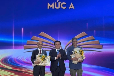 Giáo sư, Tiến sĩ Nguyễn Xuân Thắng, Ủy viên Bộ Chính trị, Giám đốc Học viện Chính trị quốc gia Hồ Chí Minh, Chủ tịch Hội đồng Lý luận Trung ương trao tặng thưởng mức A cho các tác giả.