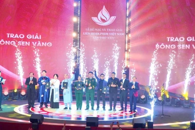Đại diện Điện ảnh Quân đội nhân dân cùng một số đơn vị vinh dự nhận giải Bông sen vàng tại Liên hoan phim Việt Nam lần thứ 24.