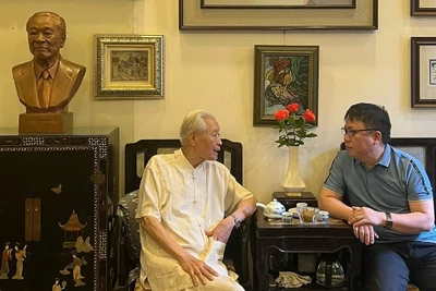 Ngoài sáng tác, họa sĩ Quỳnh Thơm (bên phải) dành nhiều thời gian tìm hiểu về văn hóa truyền thống của dân tộc.