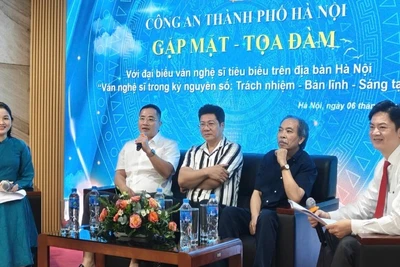 Đại tá Nguyễn Thành Long - Phó Giám đốc Công an Thành phố Hà Nội (thứ hai từ trái qua) chia sẻ tại buổi gặp mặt, tọa đàm.