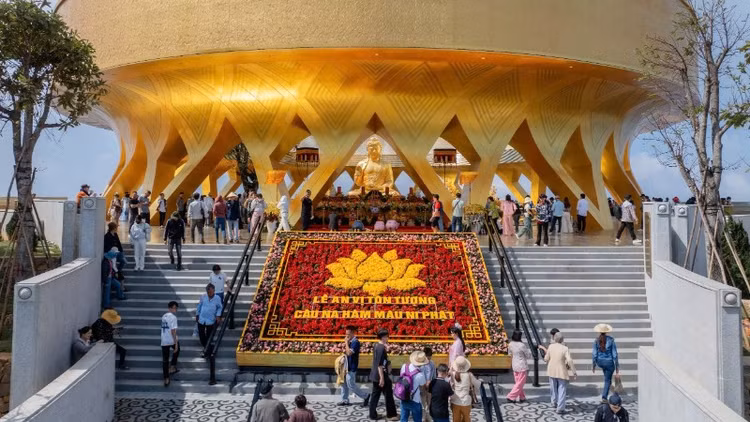 Du khách chiêm bái tượng Phật dịp đầu năm.