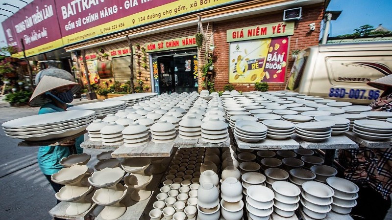 Người dân làng gốm Bát Tràng (Hà Nội) vận chuyển sản phẩm gốm trên đường là một hình ảnh rất quen thuộc của du khách khi tới tham quan. (Ảnh: TTXVN)