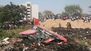 Hiện trường máy bay của Hãng hàng không Air India bị rơi tại thành phố Ahmedabad, bang Gujarat, Ấn Độ, ngày 12/6/2025. Ảnh: THX/TTXVN