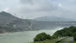 Toàn cảnh công trường dự án Nhà máy Thủy điện Hòa Bình mở rộng. (Ảnh: TRUNG HƯNG)