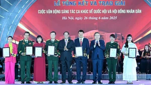 Chủ tịch Quốc hội Trần Thanh Mẫn và Phó Chủ tịch Quốc hội Trần Quang Phương trao cúp và giấy chứng nhận cho 5 tác giả, nhóm tác giả đạt Giải B. (Ảnh: DUY LINH)