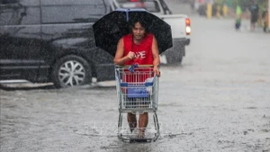 Mưa lớn do ảnh hưởng của bão tại thành phố Quezon, Philippines ngày 19/7. (Ảnh: THX/TTXVN)