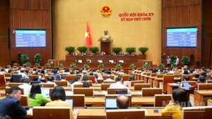 Quốc hội tiến hành biểu quyết thông qua nghị quyết. (Ảnh: DUY LINH)