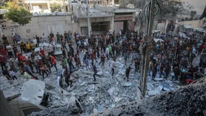 Người dân Palestine đứng giữa đống đổ nát của những tòa nhà bị phá hủy sau đòn không kích của Israel tại khu vực Al-Rimal, phía tây thành phố Gaza ngày 30/8/2025. (Ảnh: THX/TTXVN)